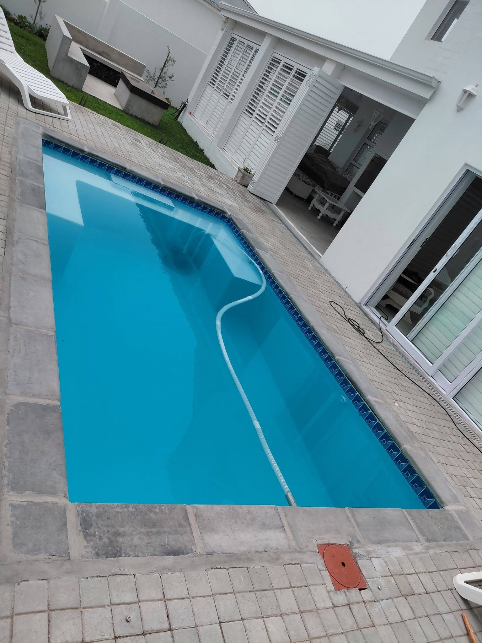 Swimming pool alongside a solar heating installation